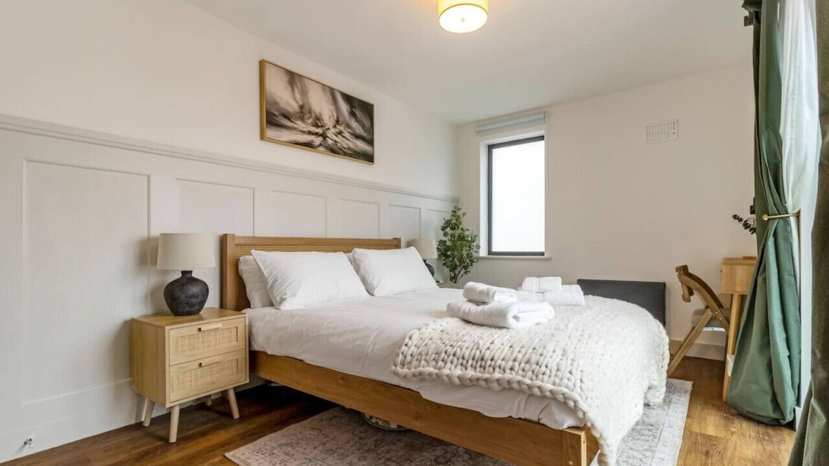 Cheltenham Apartment | Central 1BD with Free Underground Parking