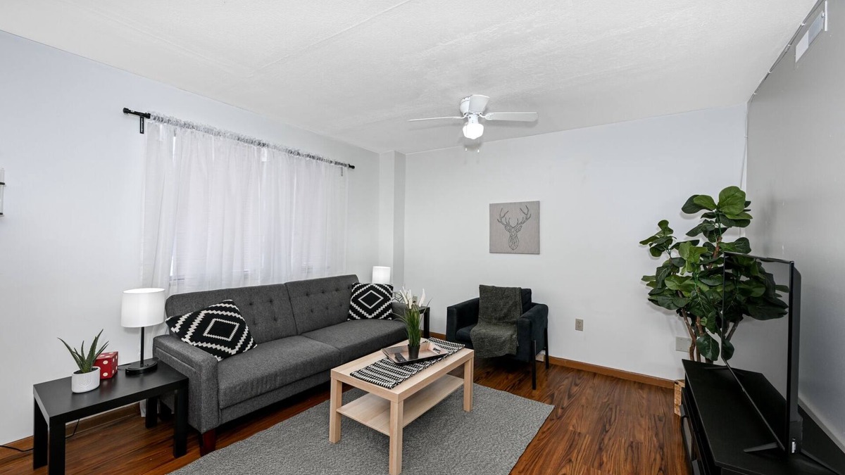 Akron Apartment | Central 2 Bd Great for Traveling Professionals!