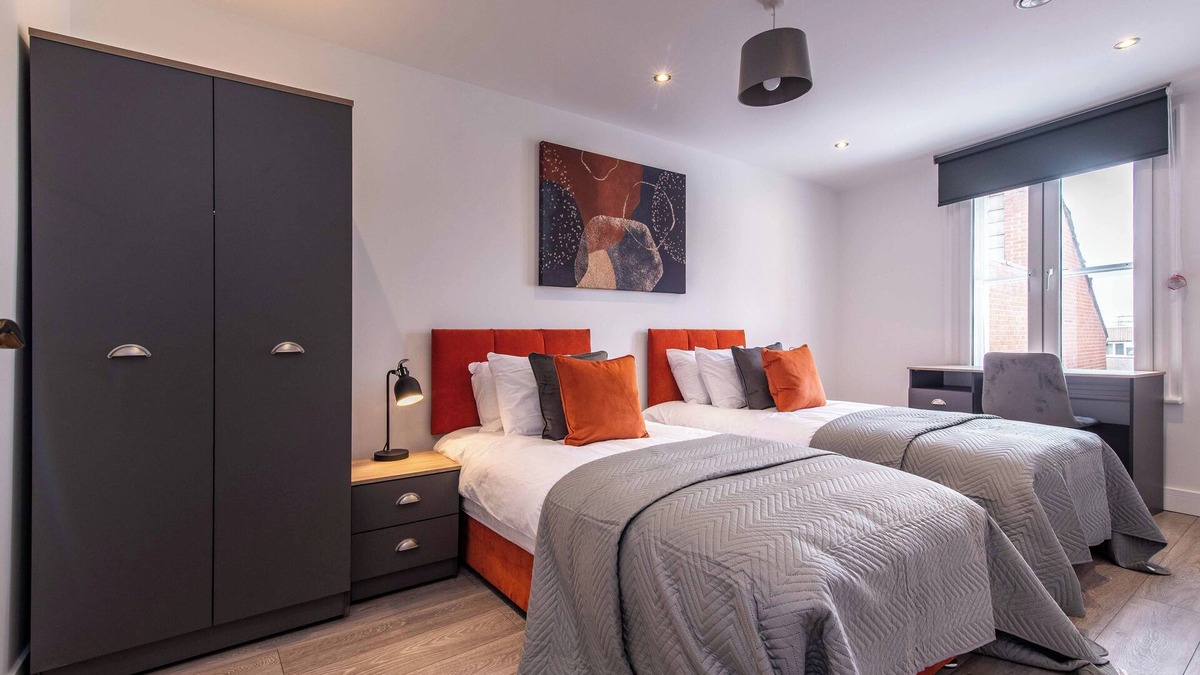 Basingstoke Apartment | Central 2 Bed Apt - Shops, Dining & Trains Nearby