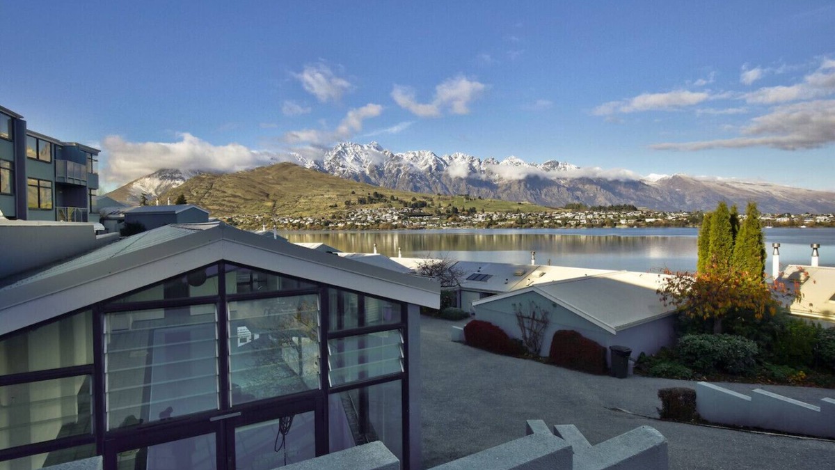 Queenstown Apartment | Central 2 bed Apt - views, pool, walk to town