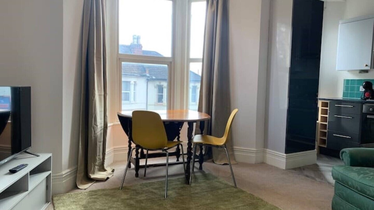 Horfield Apartment | Central 2 bed flat. Free parking (Off-street)