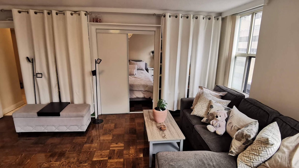Midtown Toronto Apartment | Central 2 bedroom apt (near Casa Loma & Rosedale)