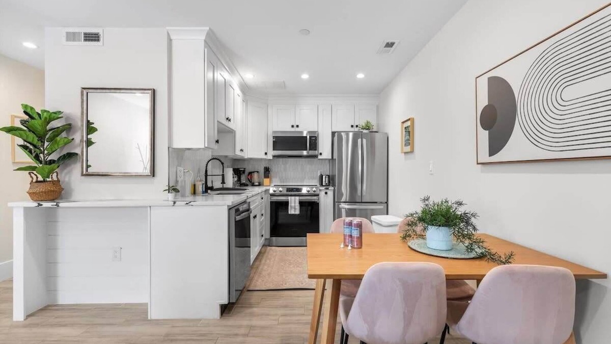 Park View Apartment | Central 2-BR City Sanctuary - Commuter-Friendly