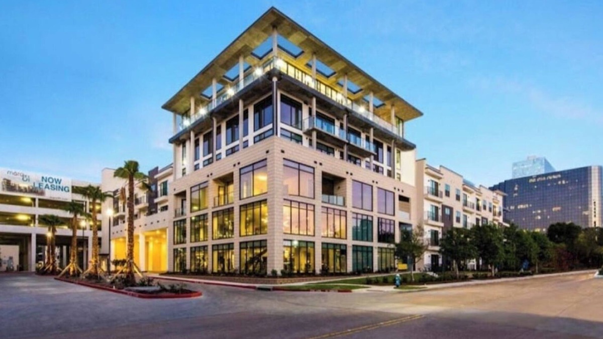 Greenway Plaza-Upper Kirby Apartment | Central 2BR/2BA - View & Gym Luxury