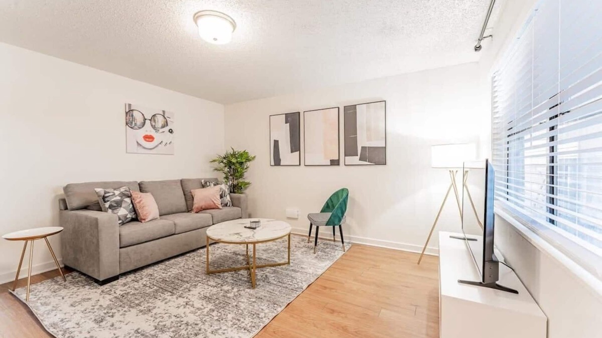 Brentwood Apartment | Central 2BR king suite with pool and gym