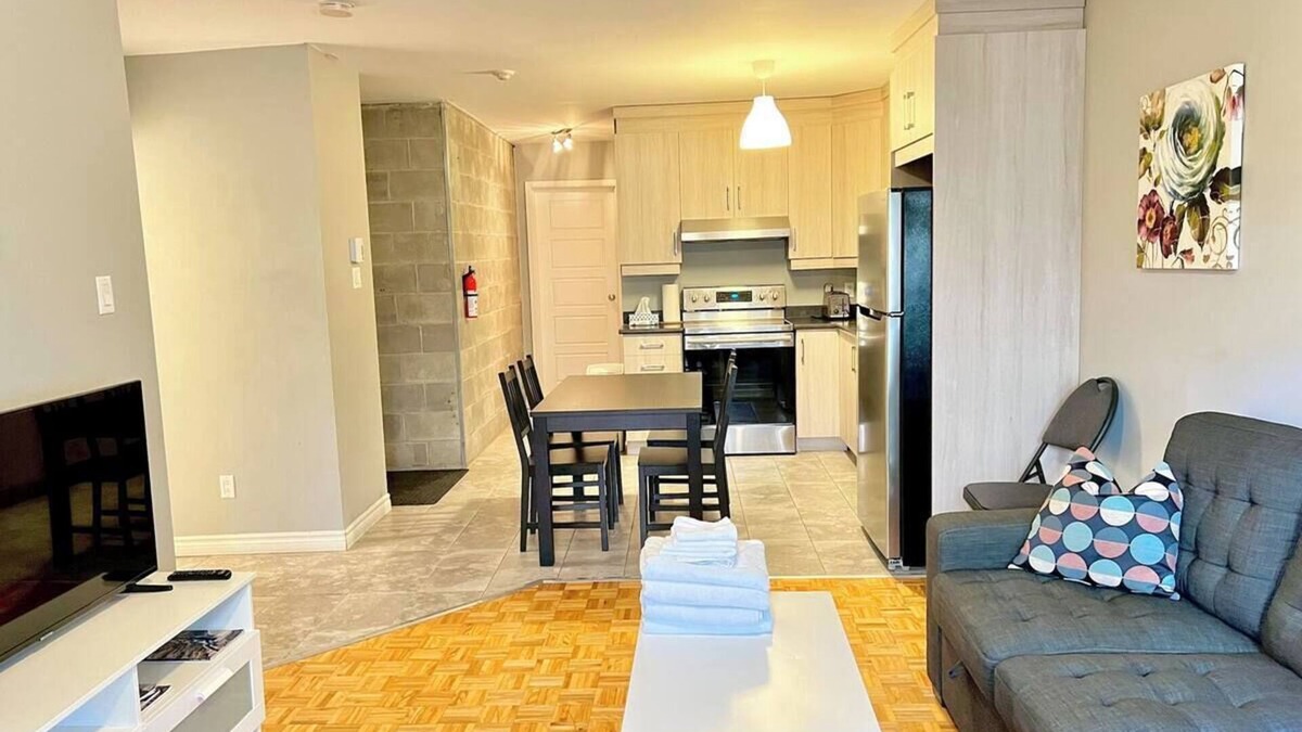 Plateau Mont Royal RV Rental | Central 2BR | Near Metro & Parks
