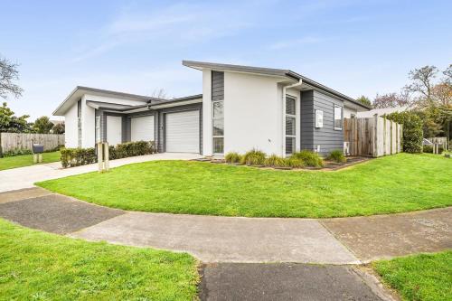 Hamilton House | Central 2brm Retreat, Modern, Close to Shopping - By KOSH BNB