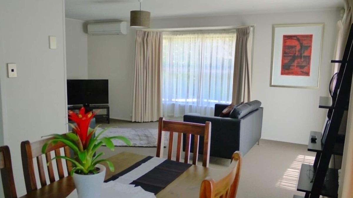 Rotorua House | Central 3 bedroom home, free WIFI + heated swimming pool