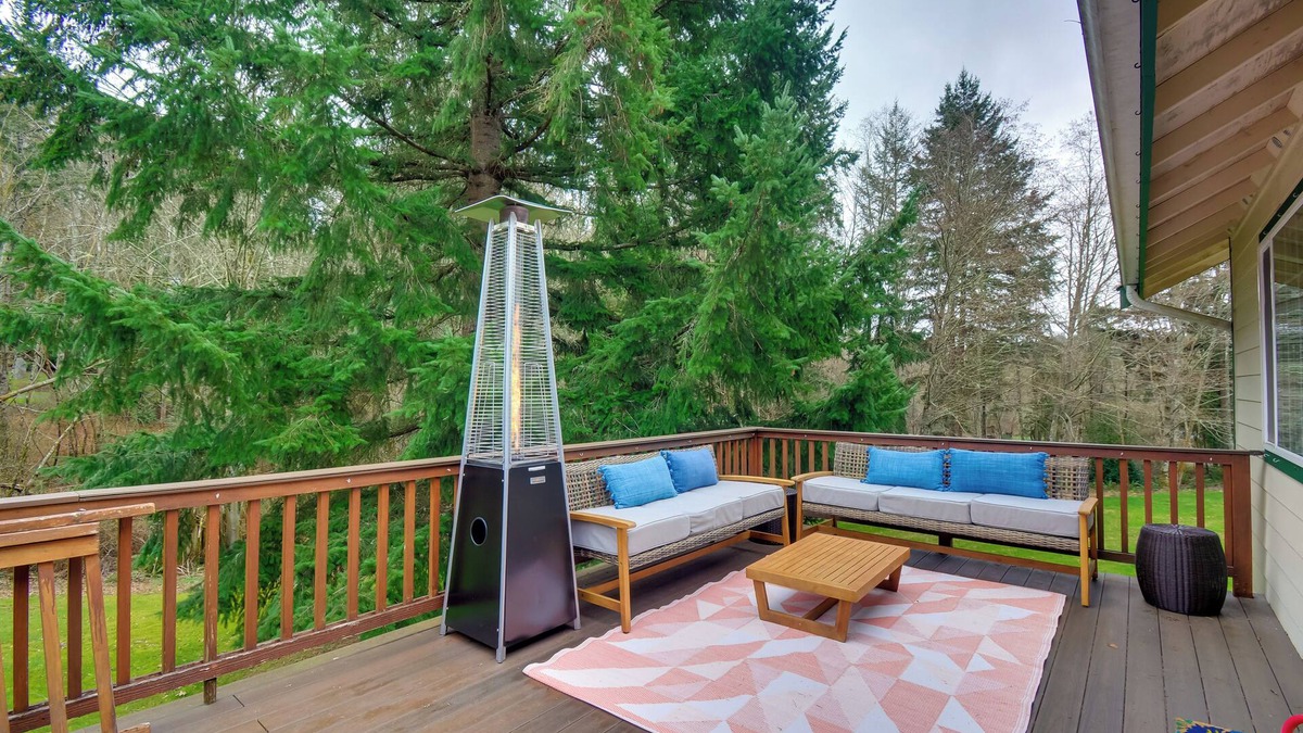 Rollingbay Cottage | Central 4-Acre Cottage w/Deck: Walk to Bay!
