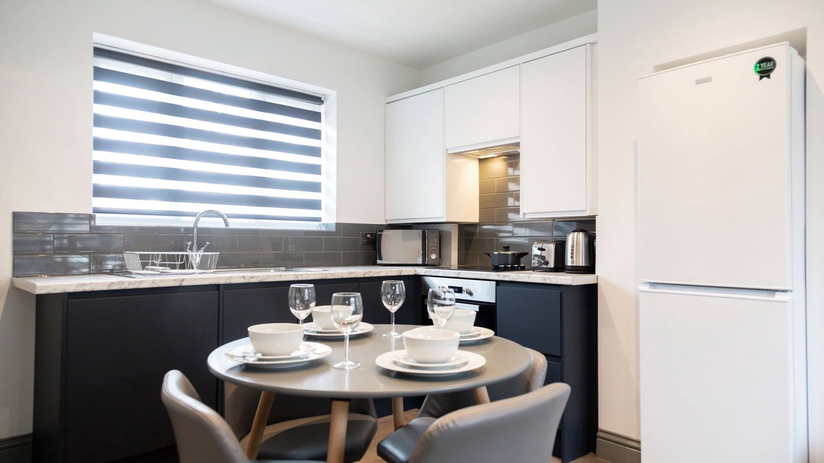 Ashford House | Central 4 Bedroom House close to town and station