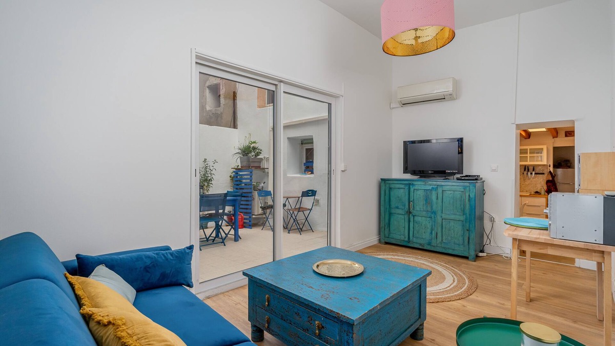 Les Grands Carmes Apartment | Central 4-person duplex with sunny private courtyard