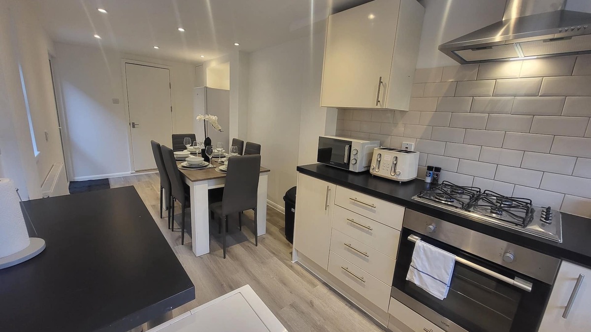 Tooting House | Central 5BR Retreat - Walk to Tube, Explore London