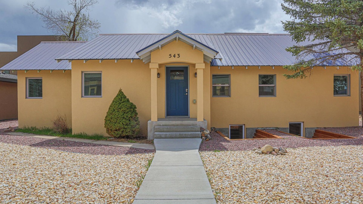 Salida House | Central A/C! Downtown, Game Room - Pet Friendly & Sleeps 10!