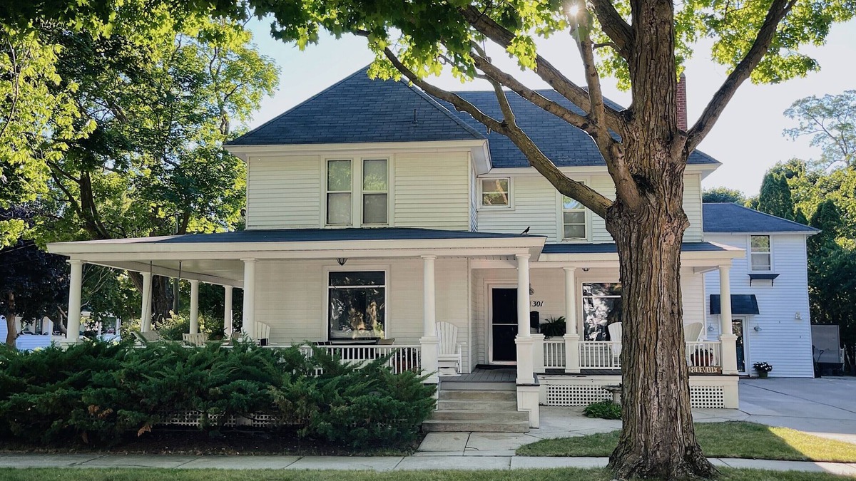 Charlevoix House | CENTRAL A/C! Huge Downtown Historic CVX Home! Walk to town & beach!