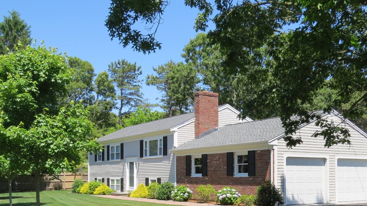 West Dennis House | Central A/C, Walk to Beach, Gated Yard, Wifi, HD TV, Gas Grill, Firepit