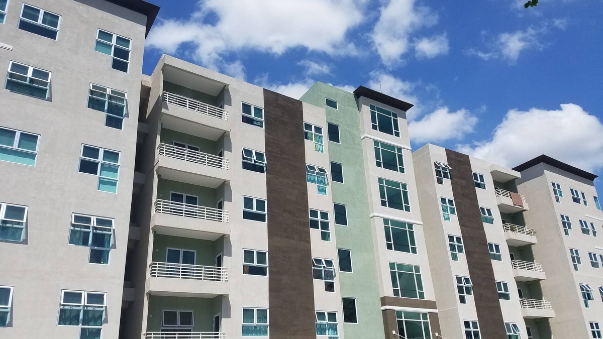 New Kingston Apartment | Central apartment Located across from the National Stadium with Gym & Tennis Crt
