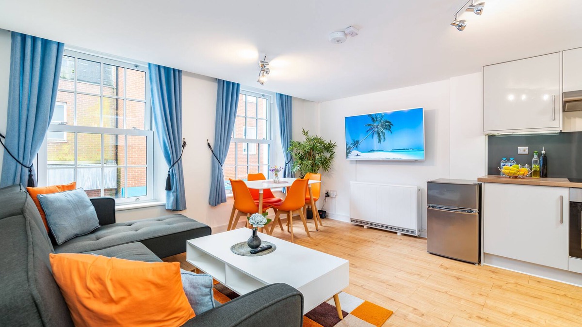 Andover Apartment | Central Apartment with 55 ' Smart TV, Netflix, Amazon Prime TV, Super King Bed