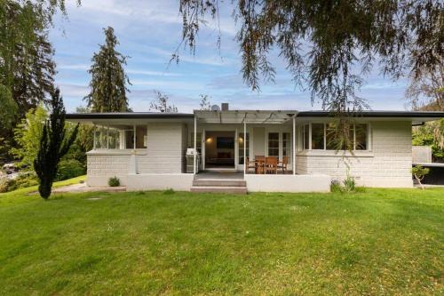 Arrowtown House | Central Arrowtown - 4 Beds and Hot Tub!