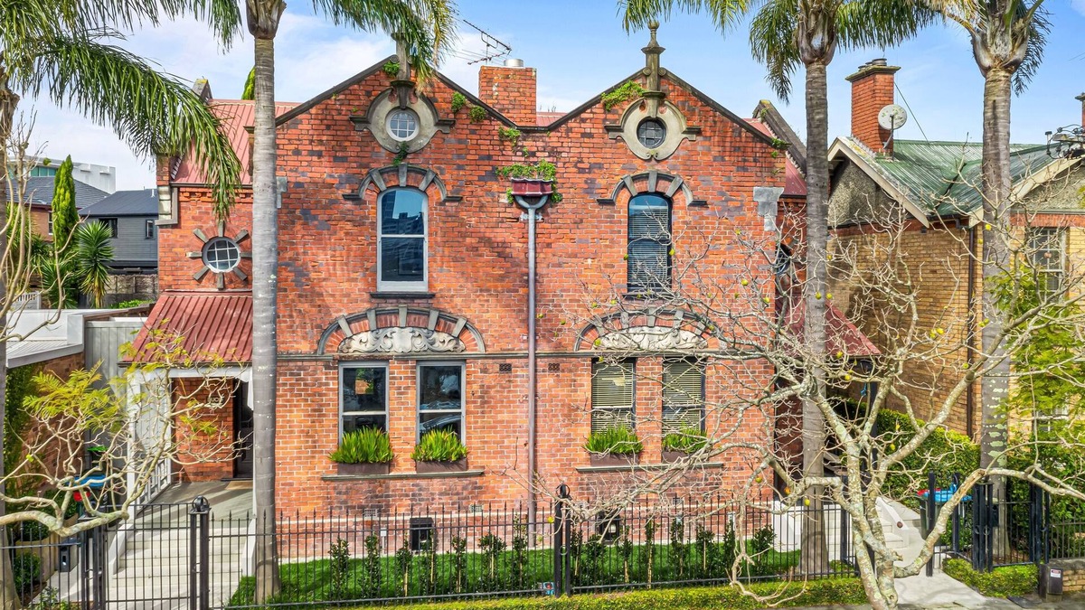 Parnell Villa | Central Arts & Crafts Villa | Luxe 2-3BR | Carpark