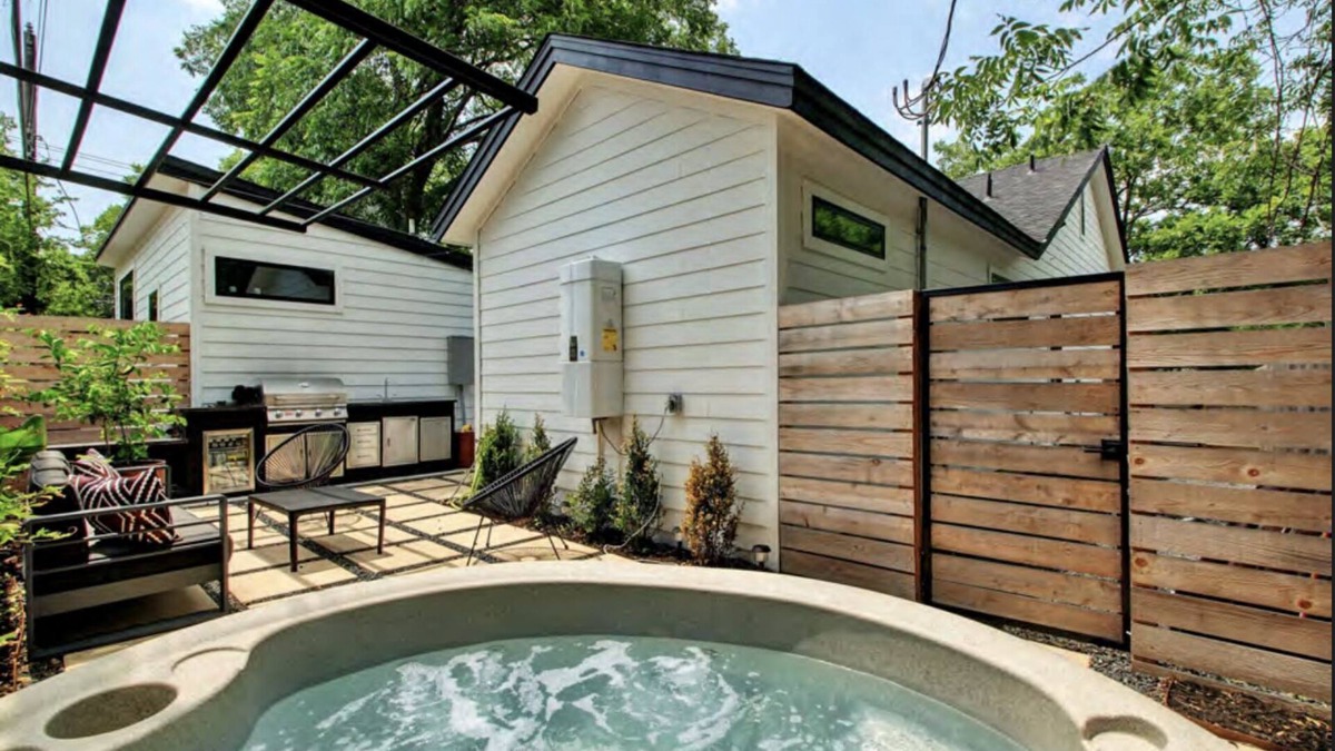 Hyde Park House | Central Austin Bungalow w/ Hot Tub & Detached Studio