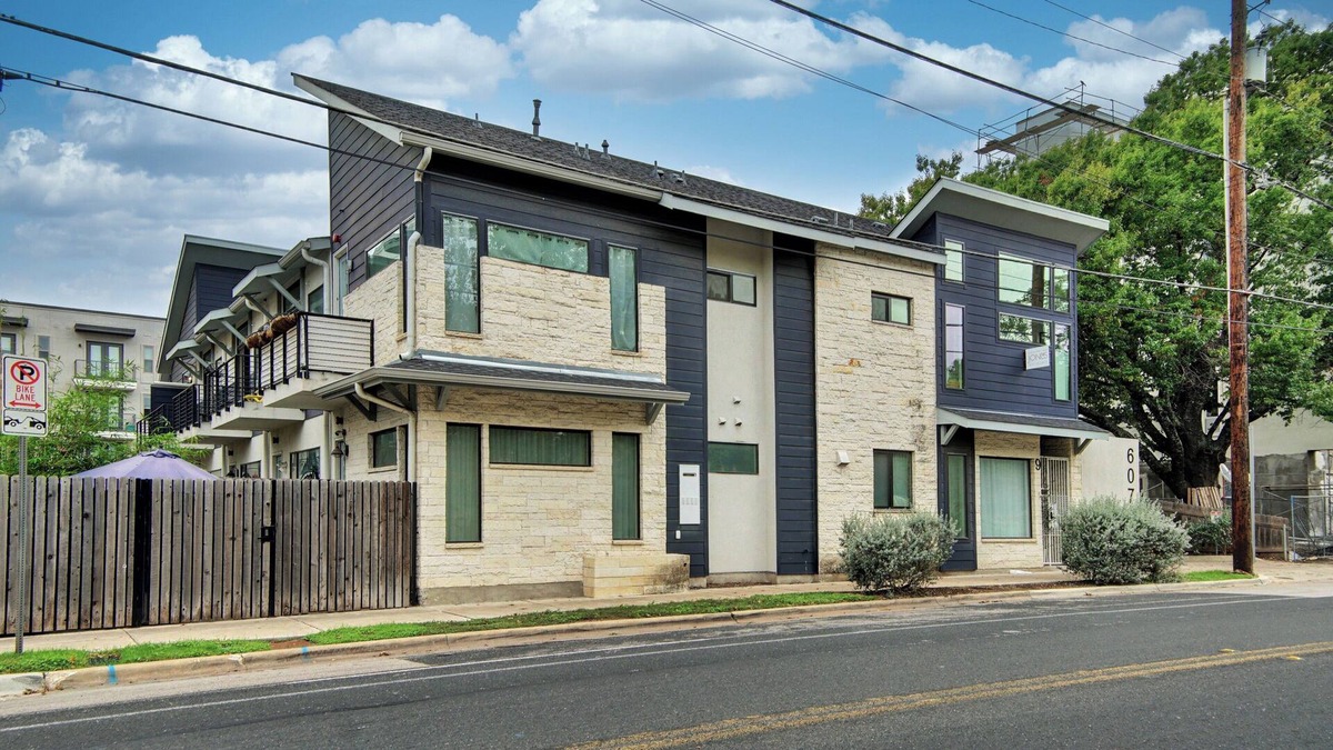 Highland Condo | Central Austin Condo - great floorplan for guest with 2 bedrooms, 2.5 baths!