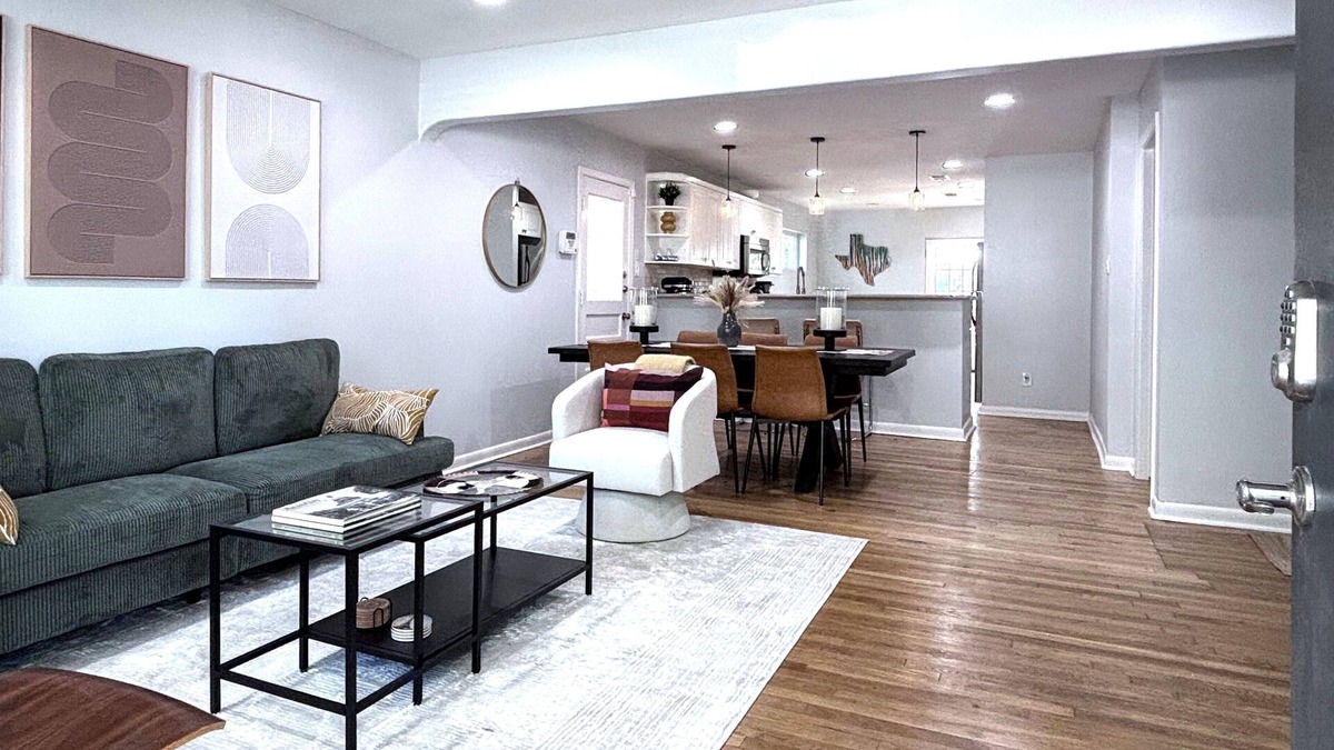 Highland House | Central Austin House in Private Skyview Neighborhood