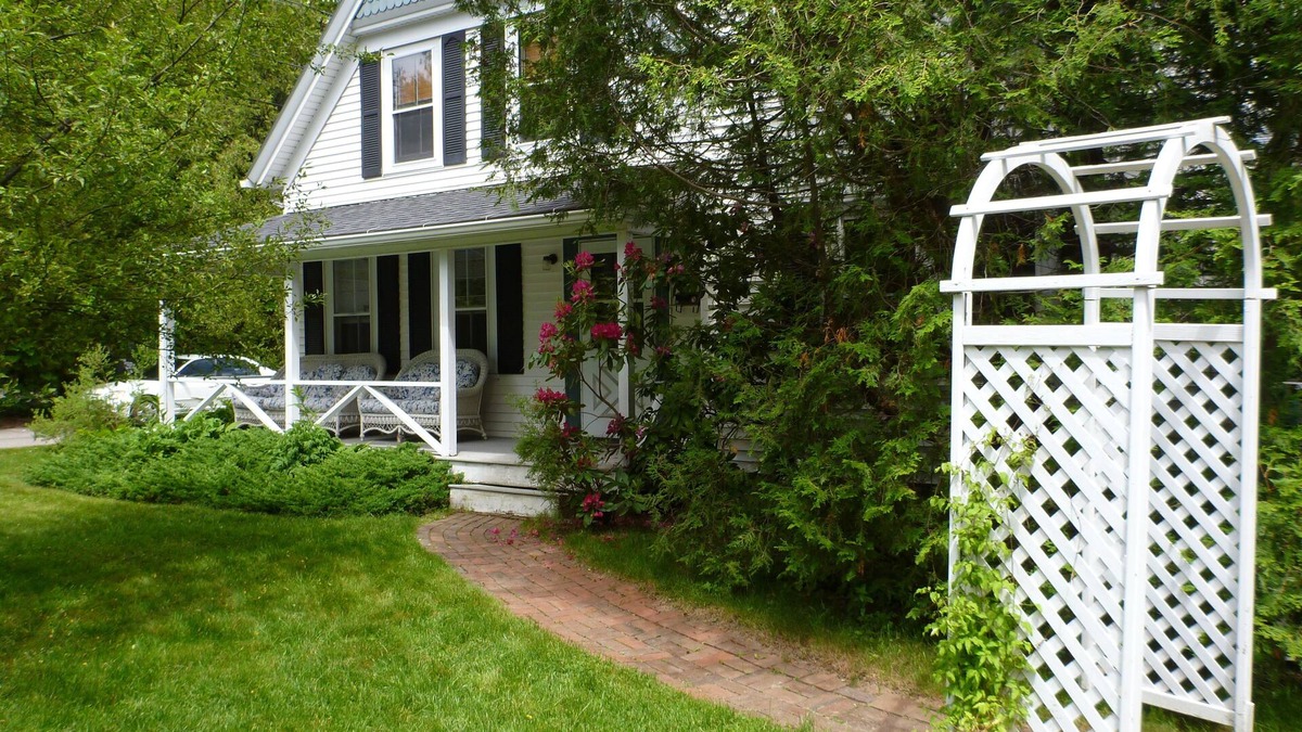 Bar Harbor Cottage | Central Bar Harbor. Family and pet friendly