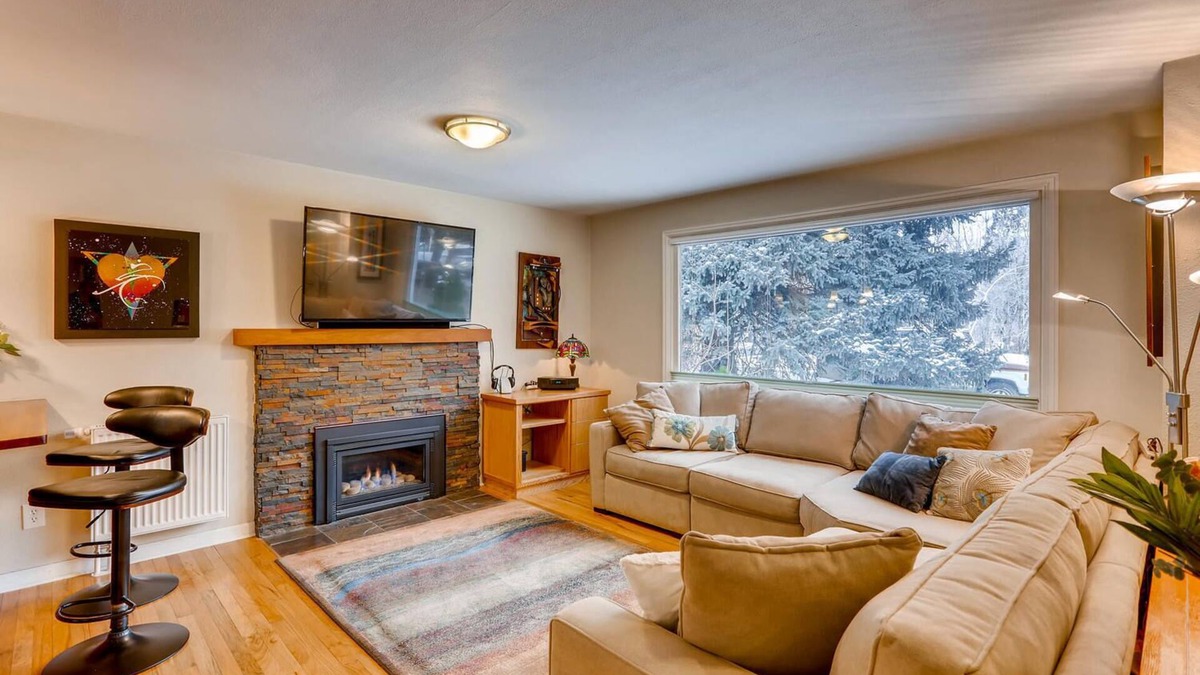 Baseline Sub House | ~ Central Boulder Gem - Walk to CU/Folsom - 20 acre park out the back gate ~