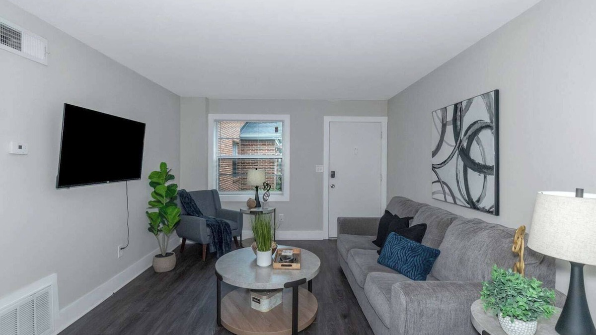South Tuxedo Park Apartment | Central Buckhead 2BR apartment with king beds, full kitchen, fast Wi-Fi, and free parking — minutes from Lenox Square, Phipps Plaza, and top dining.