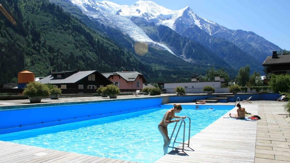 Chamonix City Centre Apartment | Central Chamonix apartment with swimming pool, parking & Mont Blanc views
