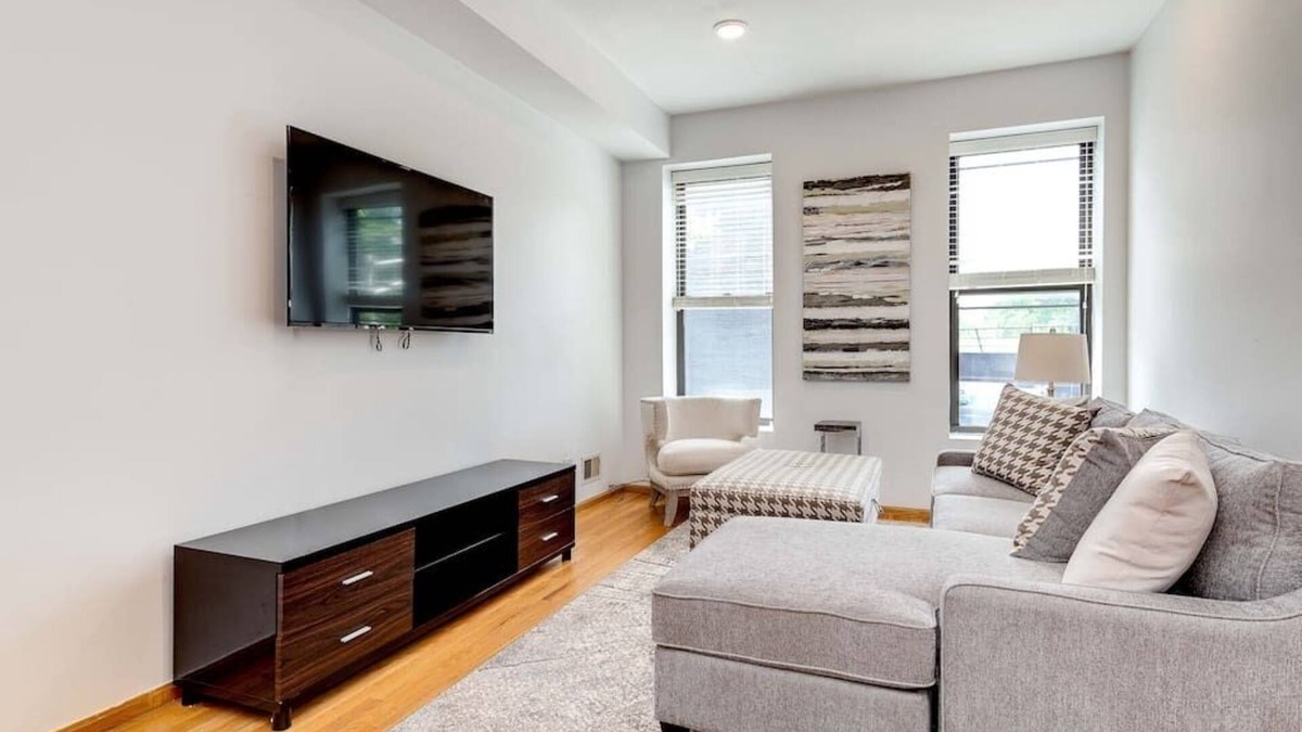 Pulaski Park Apartment | Central Chicago Suite2 Access to Patio!
