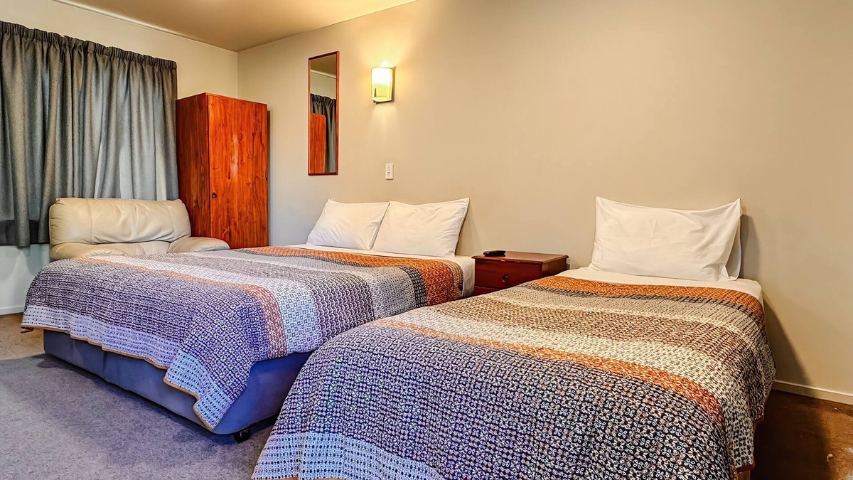 Edgeware Cabin | Central Christchurch Twin Studio with Full Kitchen