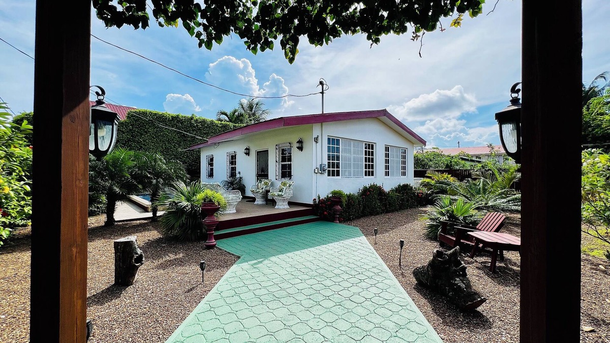 Belize City House | Central City “Haven” Private Flat & Pool
