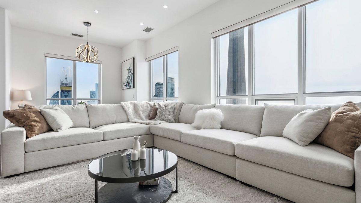 CityPlace Apartment | Central CN Tower View | 3bed 3 bath | 6 Guest | Pool | Gym | Parking