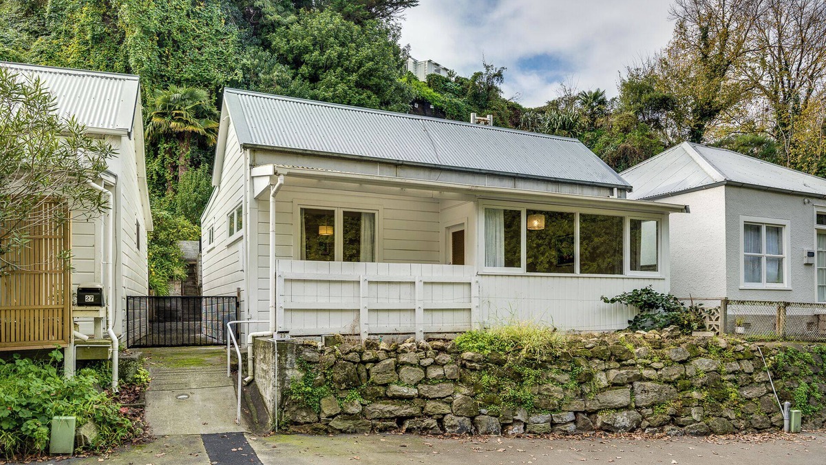 Hospital Hill House | Central Cottage - Napier Holiday Home