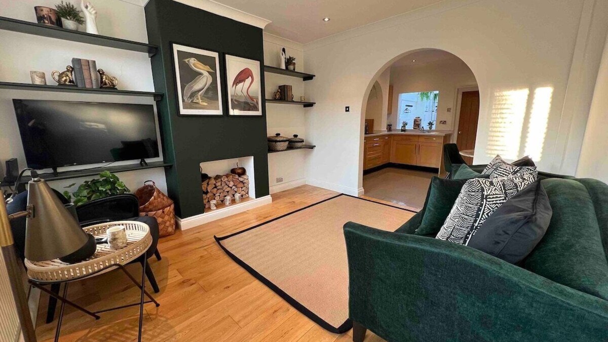 Chester House | Central Cottage with Parking by Cheshire Escapes