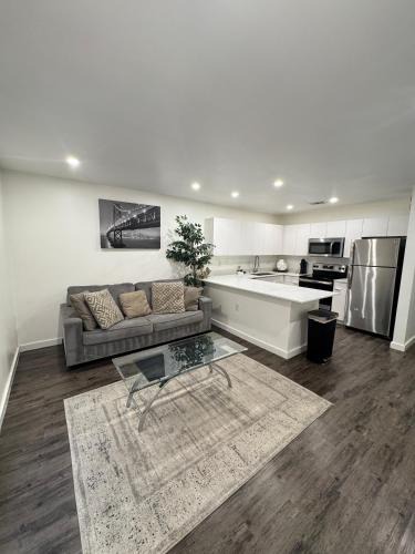 Peak's Suburban Addition Apartment | Central Dallas - Alluring 1 Bed 1 Bath
