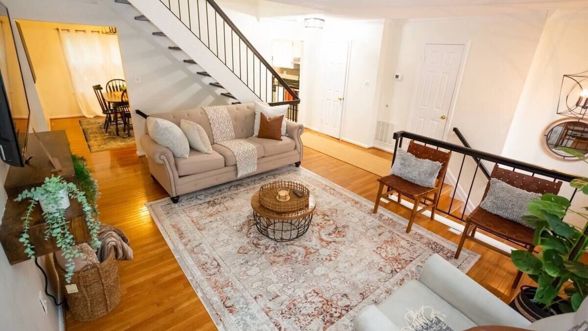 Burtonsville House | Central DC Metro Area Location, 3 bdrm 3.5 Bath home w/KING bed, Deck, Parking
