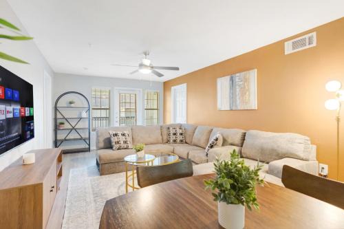 Pleasant Valley Apartment | Central Economy 4 Bed 4 Bath Suite 5 mins from Downtown!