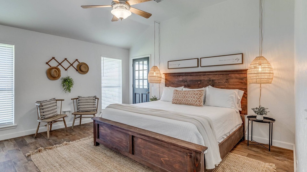 Edmond House | Central Edmond ~Boho, modern style with loft & fire pit in large backyard~
