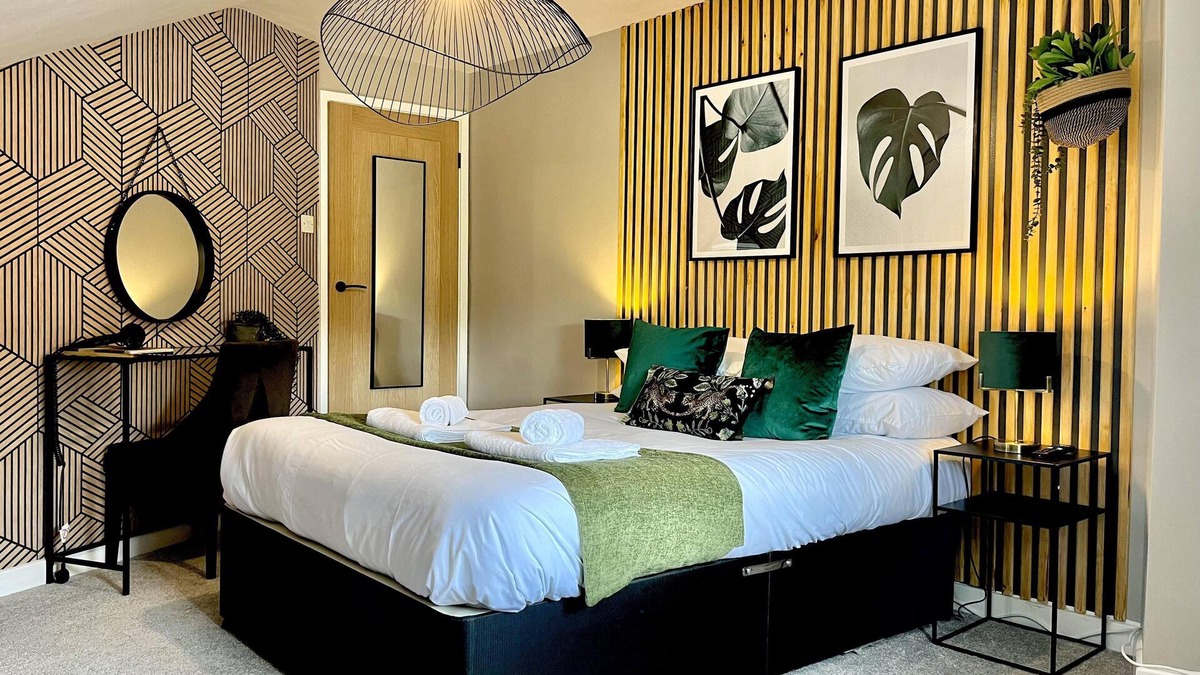 Ellesmere House | Central Ellesmere -Sleeps2 - Parking - PetFriendly