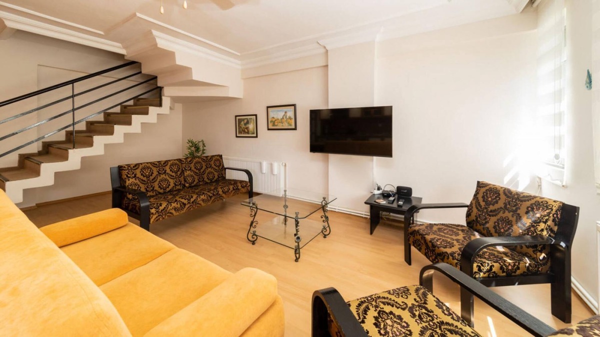 Eski Lara Apartment | Central Flat near Shore in Muratpasa with Terrace
