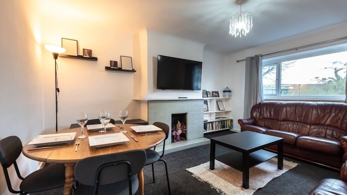 Shirley Apartment | Central Flat, Off-Road Parking
