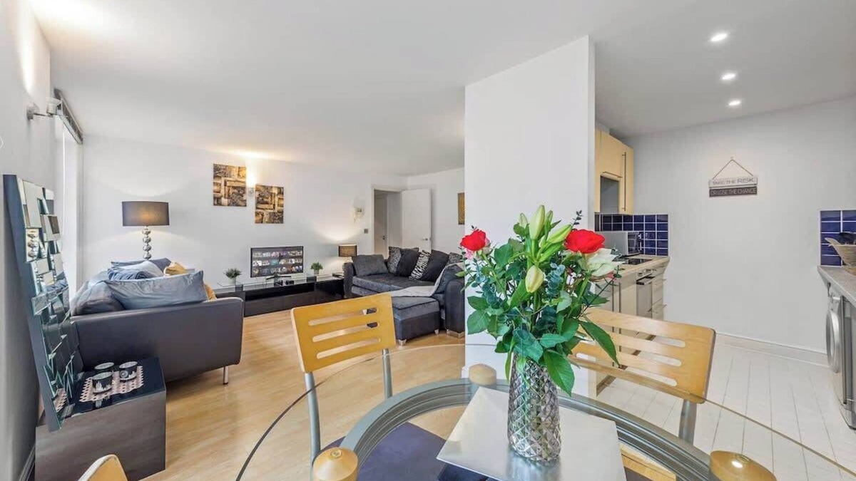 Whitechapel Apartment | Central Flat w/Roof Top Terrace & Skyline views