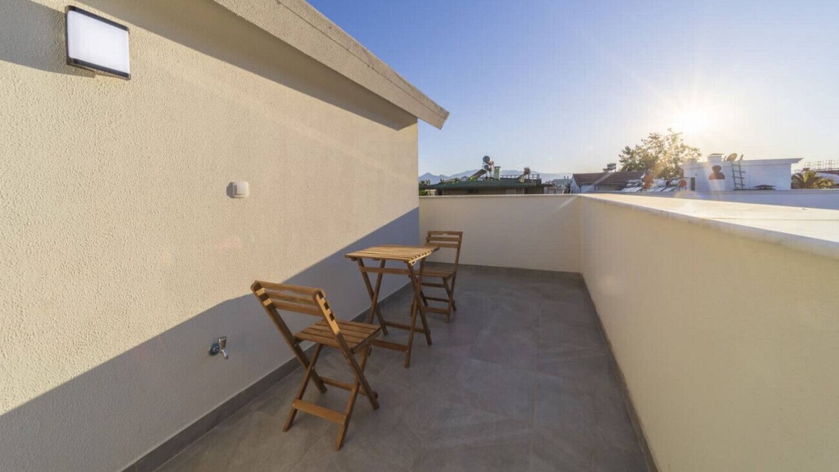 Eski Lara Apartment | Central Flat with Balcony and Terrace in Muratpasa