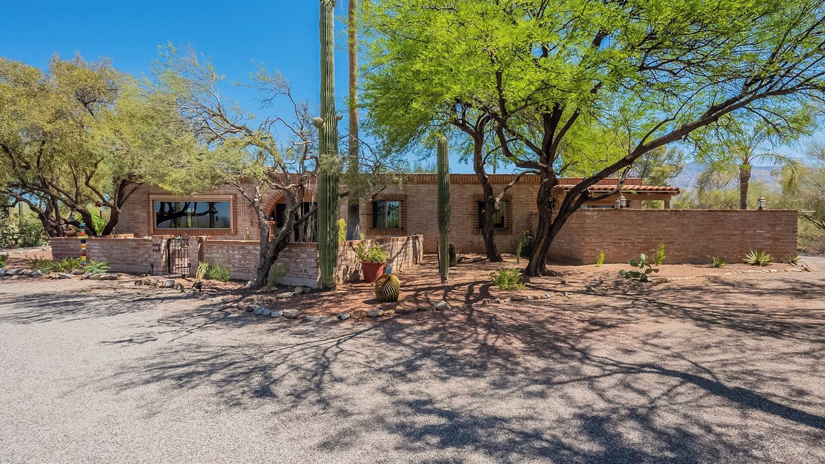 Oracle Foothills Estates House | Central Foothills 3 bed 3 bath Private Hacienda with Amazing Views and Pool