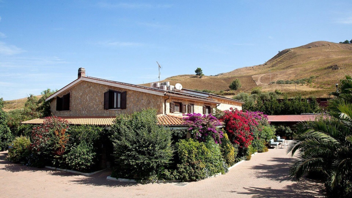 Alia House | Central holiday home with pool