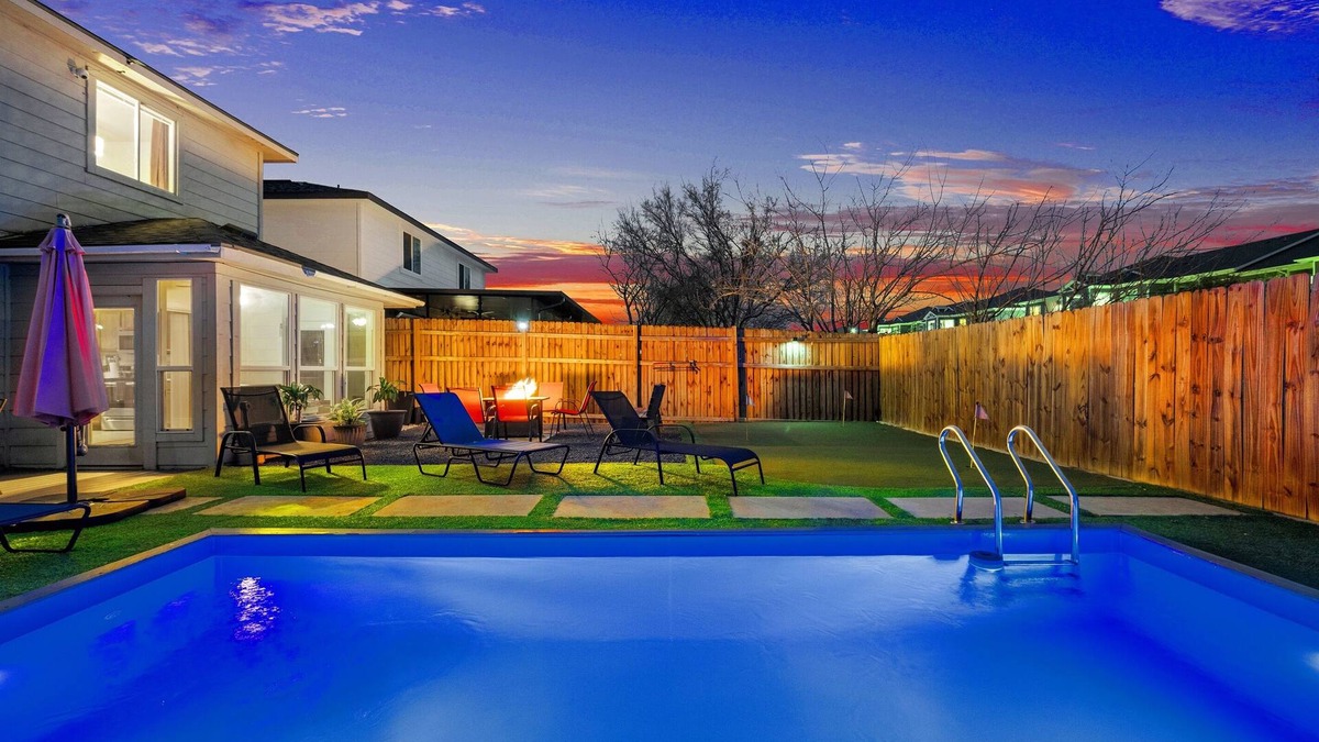 Montopolis House | CENTRAL HOME WITH POOL, PUTTING GREEN, FIREPIT, AND GAME ROOM. GREAT FOR GROUPS!