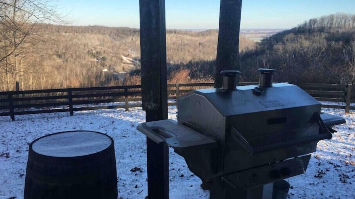 Campbellsville Cabin | Central Ky cabin with a beautiful view. Near Bourbon Trail & local festivals