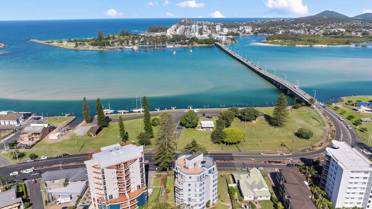 Wallis Lake Apartment | Central lakeside location! Walk to splash park, skatepark, playground, rockpool!